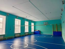 Спортивный зал (118 кв.м), лыжная база. Оборудование и инвентарь по легкой атлетике. Оборудование и инвентарь по спортивным играм: Напольная корзина, сетка волейбольная, мяч в/бол , планшет «Волейбольная площадка» ,табло, утяжелители, мячи на растяжках, стойки в/бол, сетки для ворот (мини-футбол), ворота, сетки б/бол, кольца б/бол, мячи ф/бол, мячи б/бол, теннисный стол, теннисный мяч, мяч-банан. Лыжи (63 комплекта), Ботинки лыжные. Оборудование и инвентарь по гимнастике: Шведская стенка, скамья гимнастическая, ролик гимнастический, обручи гимнастические, мостик гимнастический, подвеска для каната, канат для лазания, конь гимнастический, мат гимнастический, козел гимнастический, канат для перетягивания, мячи гимнастические, скамейки гимнастические.